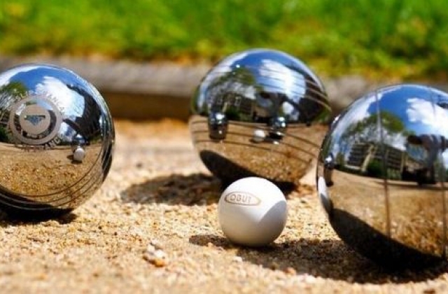 Hulp gezocht bij het opknappen van de jeu de boules baan.